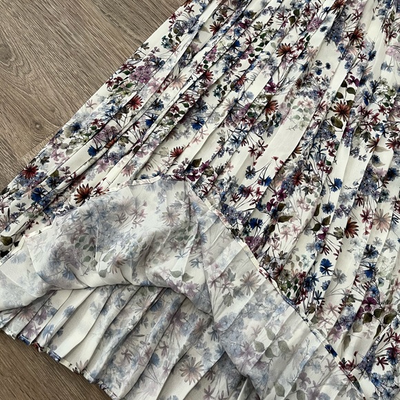 H&M Romantic Pleated Dress - Picture 4 of 11